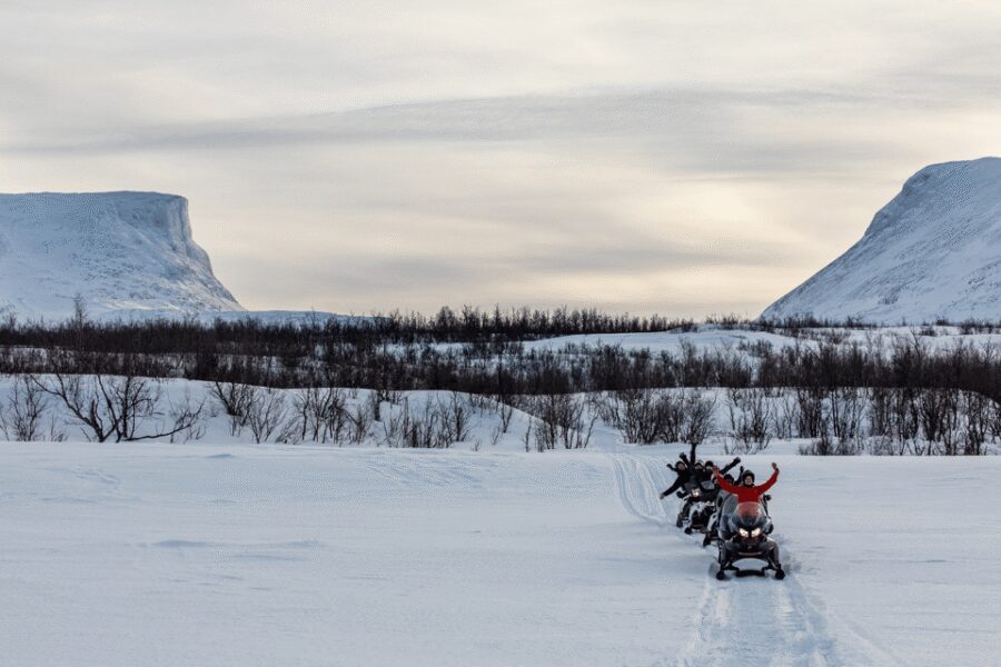 Abisko: Great Outback Snowmobile Tour with Lake Abiskojaure - Crossing the lake and continuing along Gámaeatnu