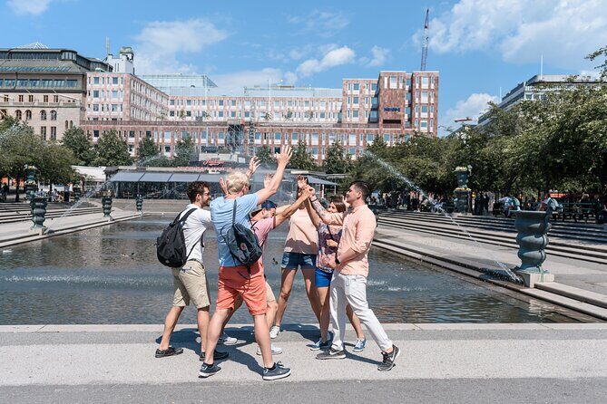 CityQuest in Stockholm - To See Stockholm and Die - How the case works when you’re holding a phone