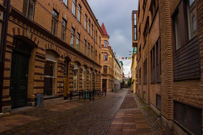 Explore Gothenburg in 60 minutes with a Local - Christina Nilssons gata: modern street life and practical shopping energy
