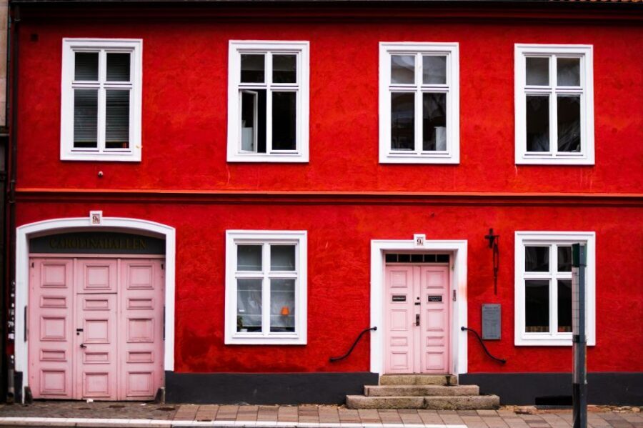 Malmö: Express Walk with a Local in 60 minutes - Malmö Castle to St. Peter’s Church: What the Landmarks Are For