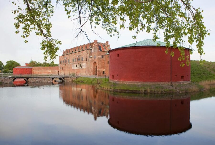 Malmö: Sightseeing and Landmarks tour by bike - Getting your bike under Malmö Central Station