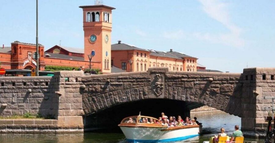 Malmö: Sightseeing and Landmarks tour by bike - Languages and communication: pick the one that clicks