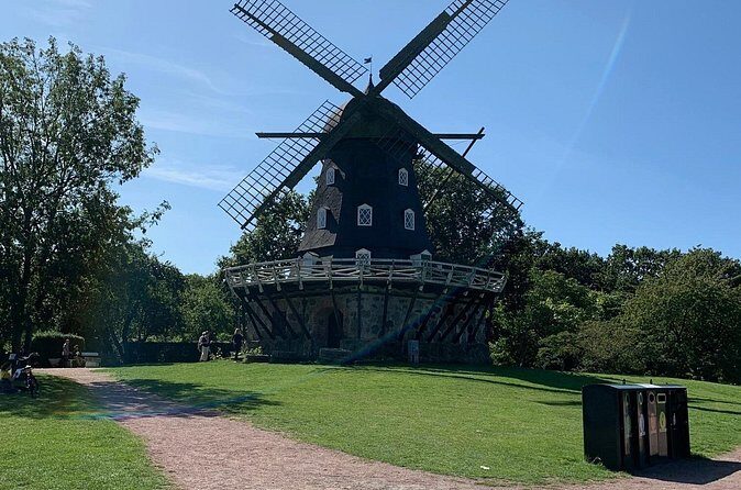 Malmo Walking Tour, 3 hours (small group) - Gamla Kyrkogården: park time with a second purpose