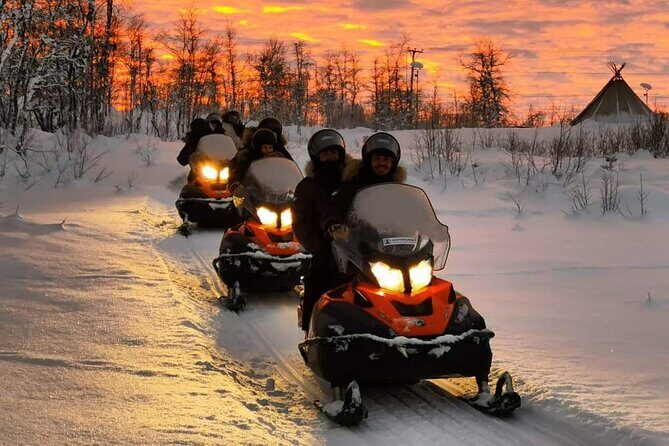 Snowmobile Safari to Lapland viewpoint - Snowmobile basics: smooth control and shared comfort