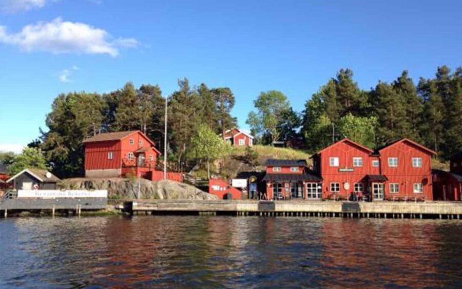 Stockholm: Archipelago Boat Tour - Djurgården Canal: the quick runway out of the city