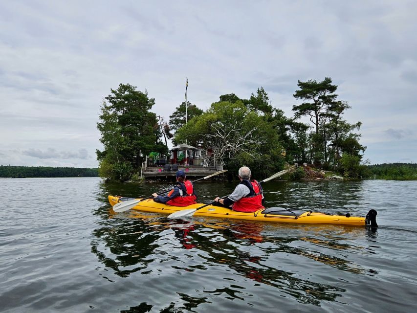 Stockholm: Guided Kayak Tour to Drottningholm Royal Palace - The outdoor lunch break on Mälaren’s cliffs