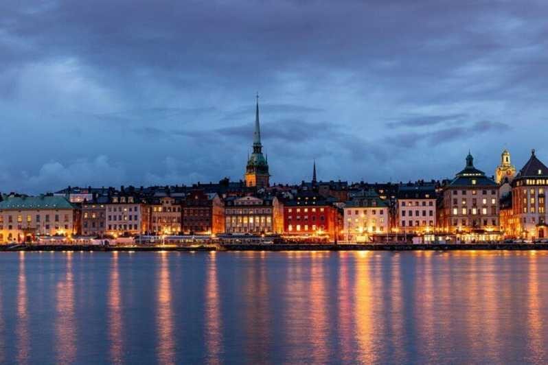 Stockholm: Must-See Attractions Walking Tour with a Guide - Royal Palace grounds and the St. George-and-dragon stop