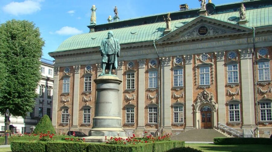 Stockholm: Old Town Walking Tour and the Vasa Museum - About the guide: small group pacing and real responsiveness