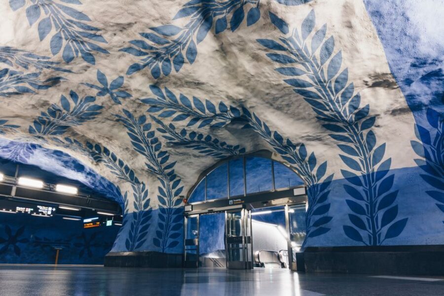 Stockholm: Underground Metro Art Ride with a Local Guide - Meeting at T-Centralen and How the Tour Actually Moves