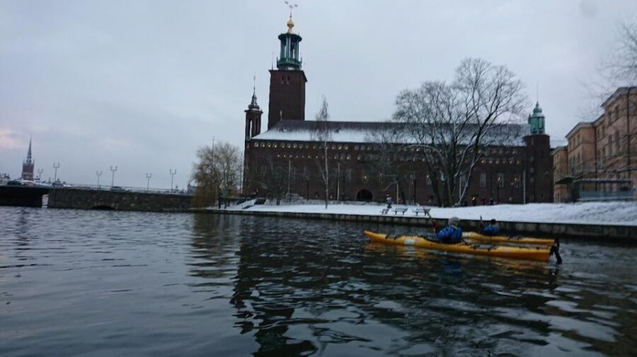 Stockholm: Winter City Kayaking Tour - Lunch or fika: warm fuel with a view
